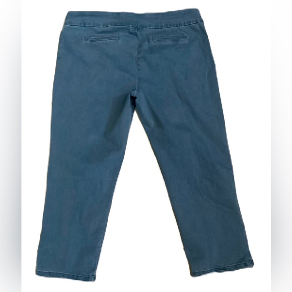 Thin Her Light Denim Capri Pants -Size 18 - Picture 2 of 7